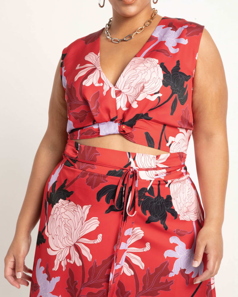 Front of a model wearing a size 14 Ciara Knot Detail Blouse in Fine Line Floral by ELOQUII. | dia_product_style_image_id:204195